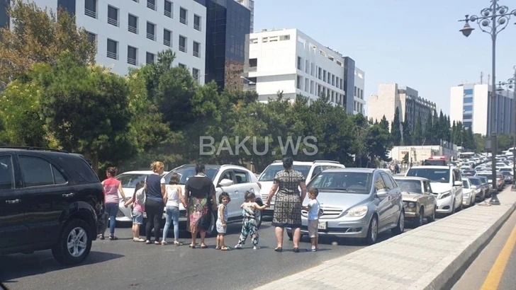 В Баку женщины с детьми перекрыли дорогу