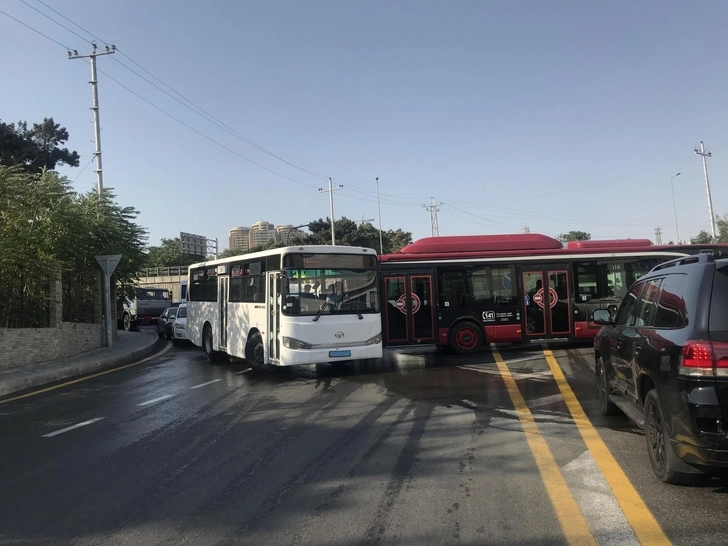 Автобус, попавший в аварию, парализовал движение на дороге - ФОТО
