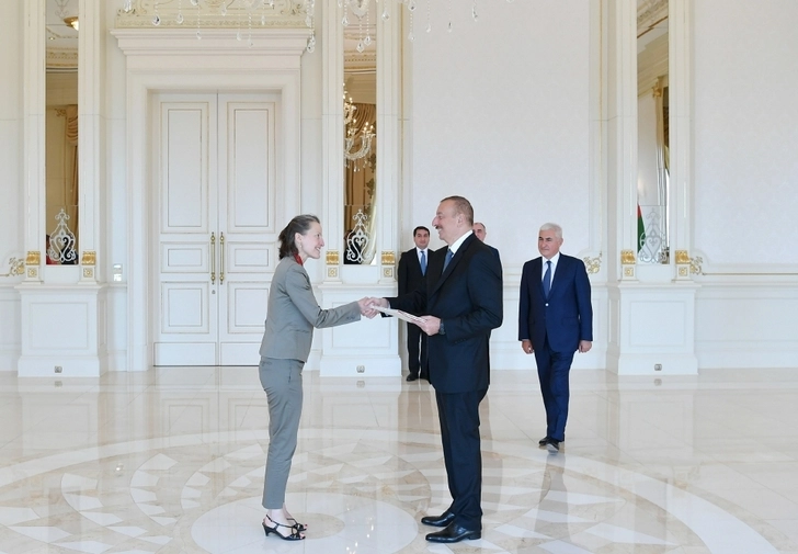 Президент Ильхам Алиев принял верительные грамоты новоназначенного посла Швейцарии в Азербайджане