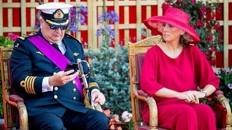 Принц Бельгии проигнорировал исполнение национального гимна, «зависнув» в смартфоне – ФОТО