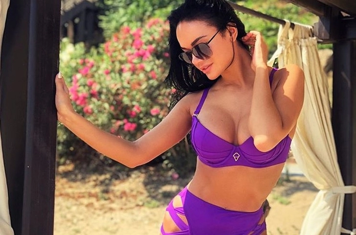 Яна Кошкина в фиолетовом купальнике похвасталась загаром на пляже в Баку - ФОТО