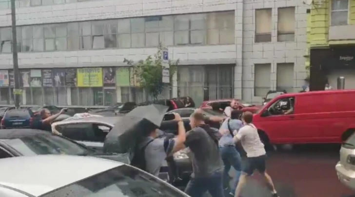 Неизвестные напали на Петра Порошенко в Киеве – ВИДЕО