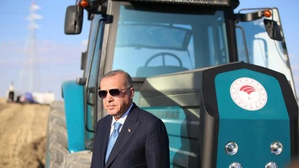 Эрдоган опробовал первый в стране электротрактор