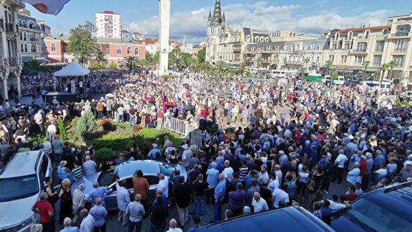 В Батуми десятки тысяч человек вышли на митинг за нормализацию отношений с Россией