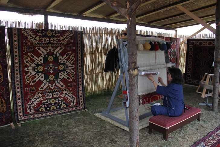 Азербайджанские ковры вызвали большой интерес на национальном фестивале в Гедабеке - ФОТО