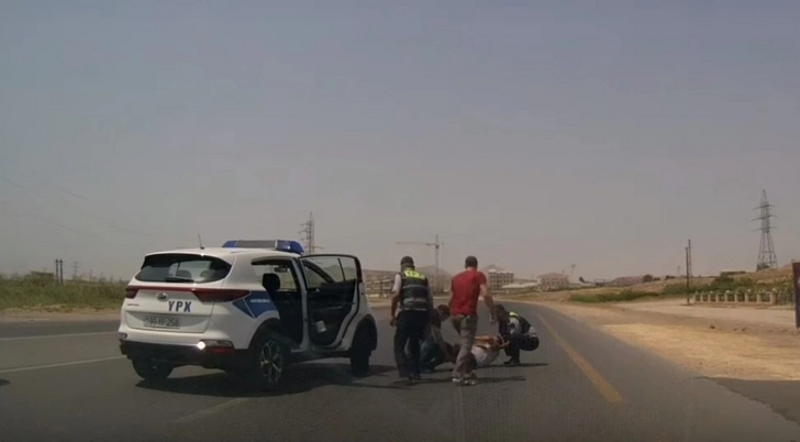 Полиция помогла пожилому человеку, потерявшему сознание посреди дороги - ВИДЕО