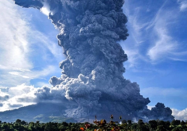 Индонезия предупредила об опасности полетов из-за извержения вулкана