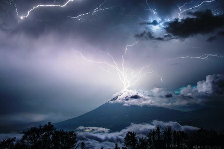 Фотографу удалось запечатлеть удар молнии в вершину вулкана