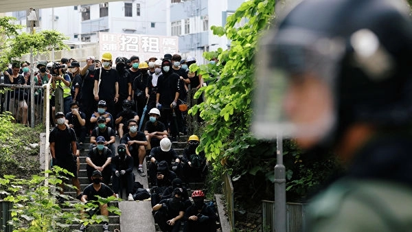 Протестующие в Гонконге выстроили баррикады и перекрыли улицы