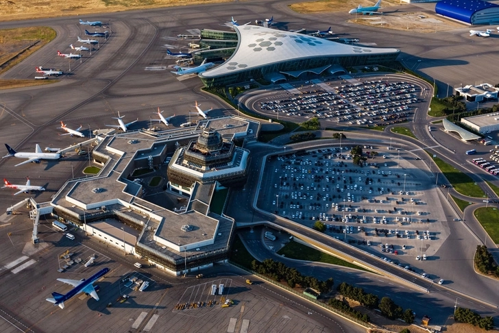 Международный аэропорт Гейдар Алиев о работе в сильный ветер