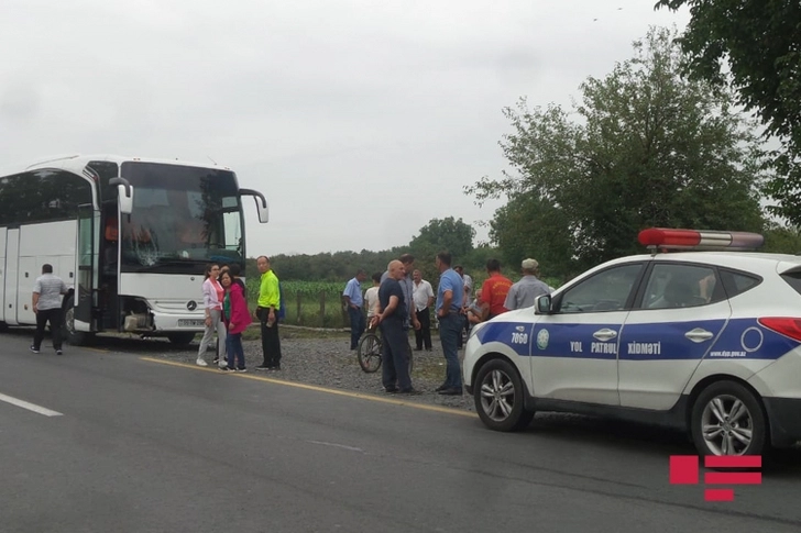 В Загатале автобус с туристами попал в аварию