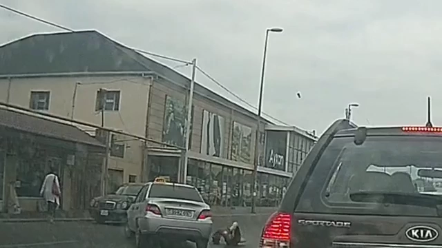 В Баку от удара автомобиля женщину-пешехода отбросило на несколько метров - ВИДЕО