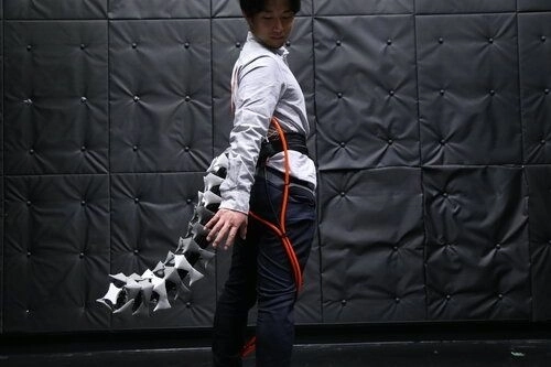 Японские ученые представили роботизированный хвост для людей - ВИДЕО