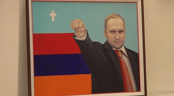 Фашист Андерс Брейвик стал героем в Армении. Его портрет на выставке в Ереване