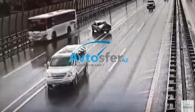 Аварии на мокрых от дождя дорогах Баку - ВИДЕО
