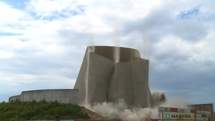 Башня немецкой АЭС после взрыва «сложилась» и исчезла в облаке пыли - ВИДЕО