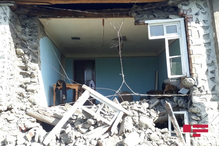 В результате землетрясения в Загатале обрушилась стена одного из домов - ФОТО