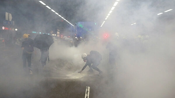 Демонстранты в Гонконге используют лазеры, чтобы ослепить полицию