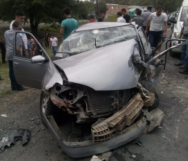 В Огузе столкнулись два автомобиля, семеро человек получили ранения - ФОТО