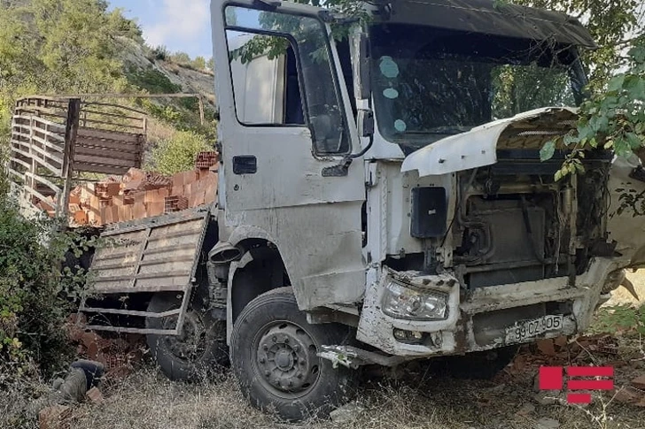 В Исмаиллы грузовик упал в пропасть, есть погибший
