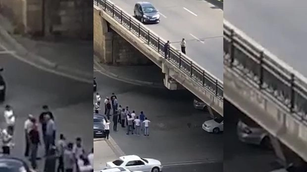 В Баку пресечена попытка суицида на «Папанинском мосту» - ВИДЕО