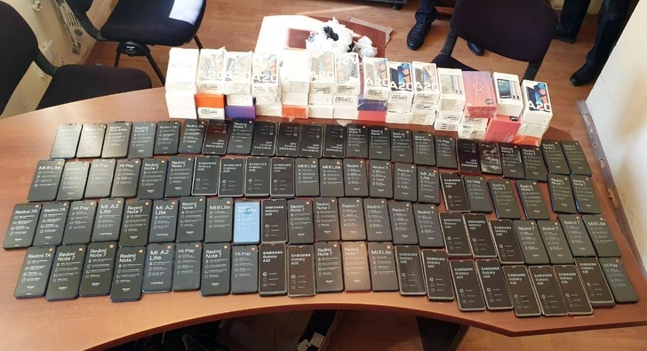 Пресечена попытка контрабандного ввоза мобильных телефонов в Азербайджан - ФОТО