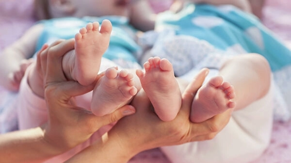 В Казахстане женщина родила дочь и сына с разницей в два с половиной месяца