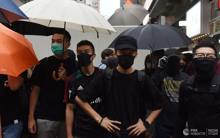 В Гонконге протестующие окружили правительственный комплекс зданий