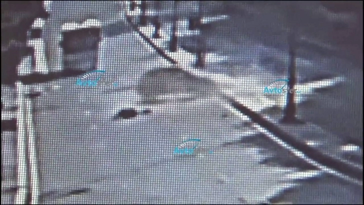 В Баку машина насмерть сбила работника, подметающего улицу - ВИДЕО
