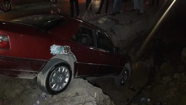 В Хырдалане «Mercedes» провалился в канализационную яму - ВИДЕО