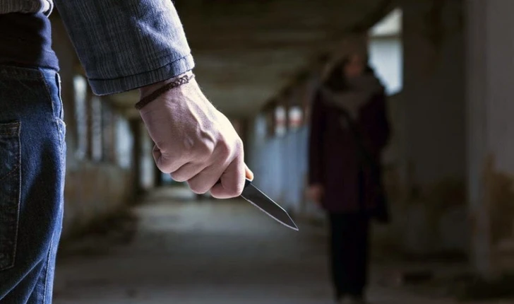 На 25-летнюю девушку напали с ножом