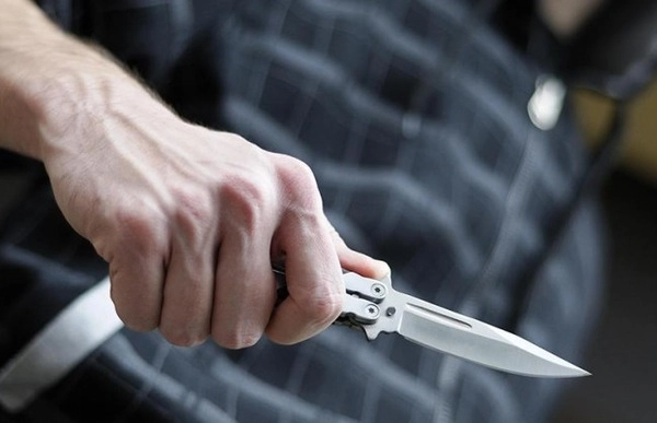 В Баку мужчина напал с ножом на знакомого