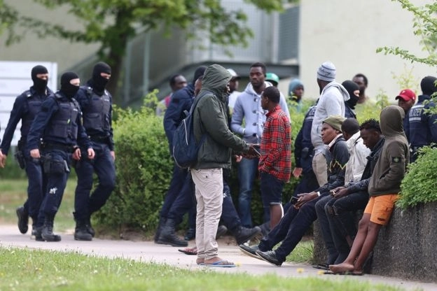 В Германии произошла массовая драка между азербайджанцами и мигрантами из Африки