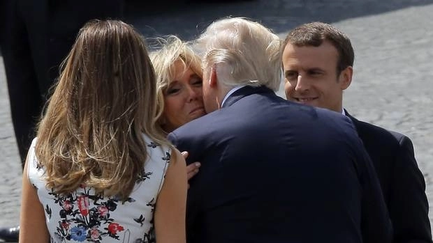Трамп попросил жену Макрона поцеловать его на глазах у Меланьи