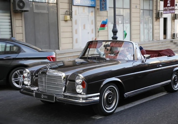 Вице-президент Фонда Гейдара Алиева Лейла Алиева посетила выставку классических автомобилей - ОБНОВЛЕНО - ФОТО