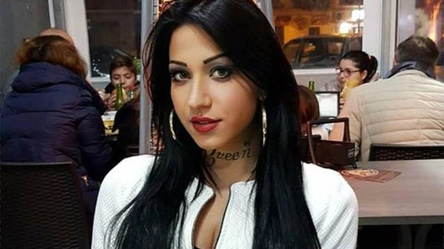 Итальянского трансгендера обплевали в аэропорту Египта