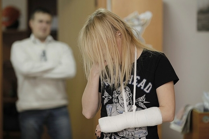 В Москве отец избил свою 17-летнюю дочь за курение электронной сигареты
