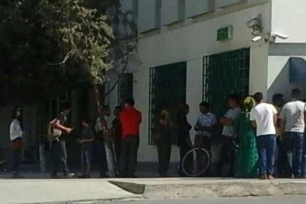 В Туркменистане полиция задерживает людей, стоящих у банкоматов