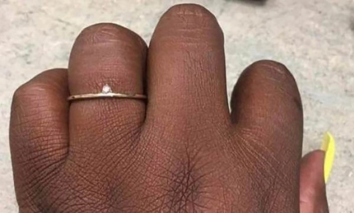 Девушка решила унизить парня из-за «жалкого» помолвочного кольца