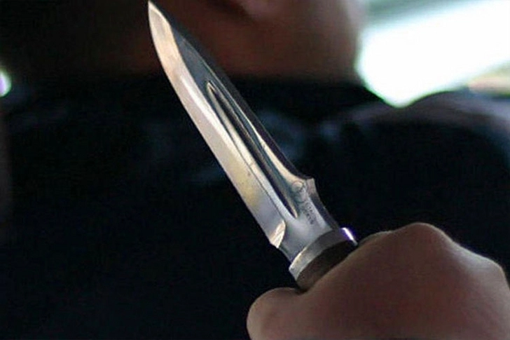 На молодого человека в Гяндже напали с ножом