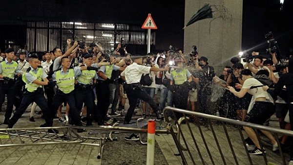 Власти Гонконга опровергли сообщения о погибших в ходе протестов в выходные