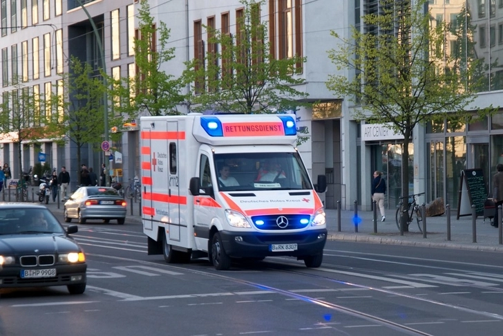 В Германии беременная азербайджанка выпала из окна и скончалась