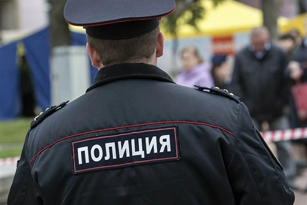 Азербайджанец покусал и порезал ножом полицейских в Петербурге – ВИДЕО