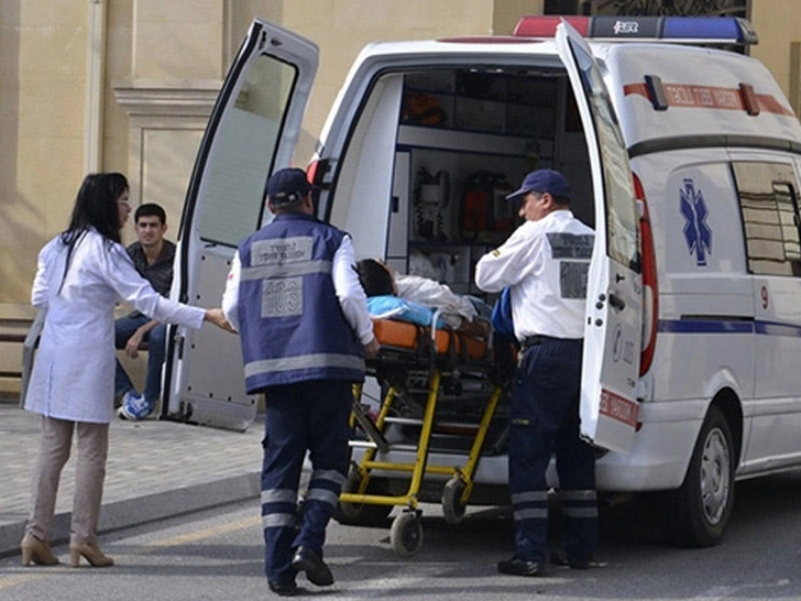 Найденный на улице Баку мужчина скончался в больнице