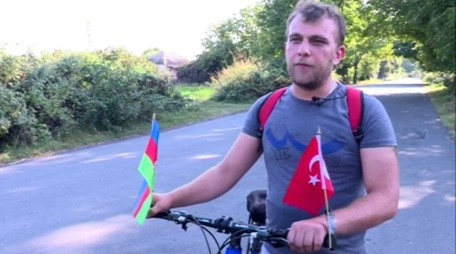 Азербайджанец едет на велосипеде в Турцию, чтобы встретиться с Эрдоганом – ВИДЕО