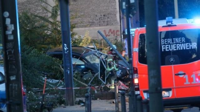 Автомобиль протаранил пешеходов в Берлине, есть погибшие
