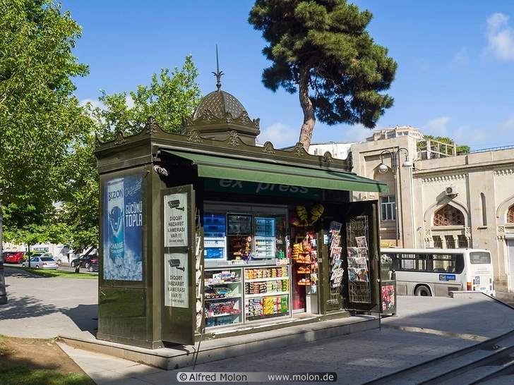 Неизвестный ограбил киоск в Баку