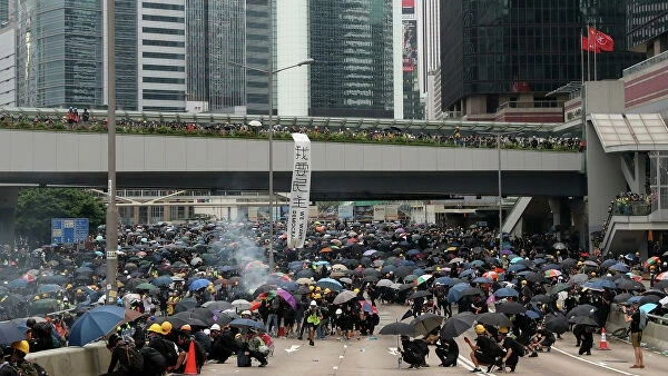 Гонконгская полиция применила перцовый газ для разгона протестующих