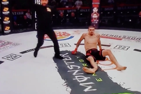 Боец MMA Альберт Гонсалес сломал ногу, ударив соперника - ВИДЕО