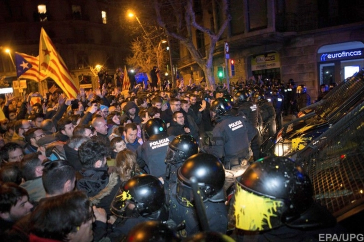 Сторонники независимости Каталонии устроили беспорядки в Барселоне